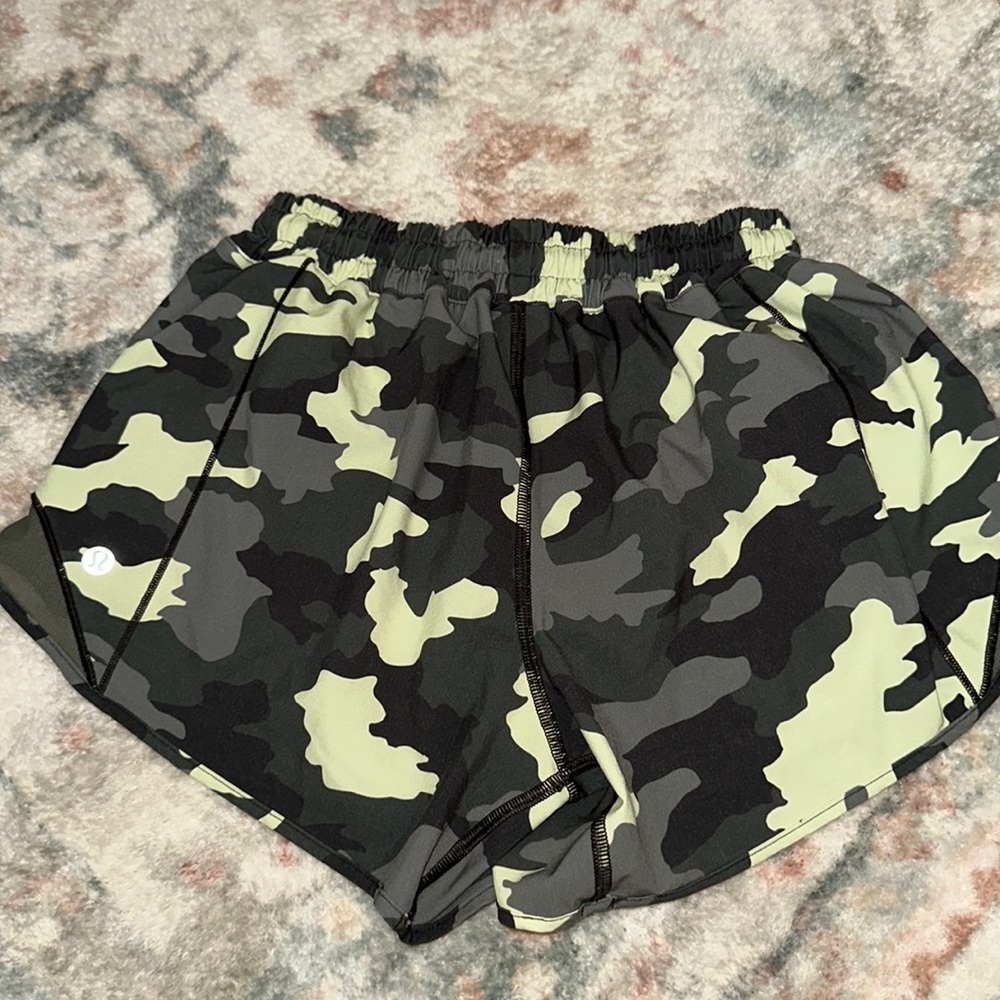 Lululemon Hotty Hot 4” shorts